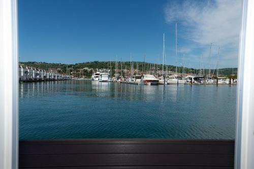 Floating Seahouse Ocean Beauty 1