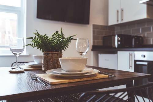Charles Alexander Short Stay - Charnley House Apartments