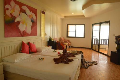 Hotel Koh Ngai Cliff Beach Resort