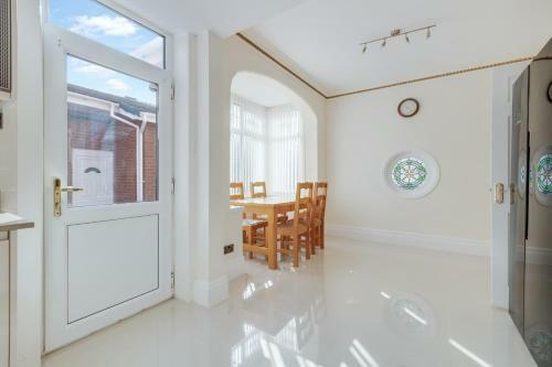 Queens Crest By Sasco Apartments