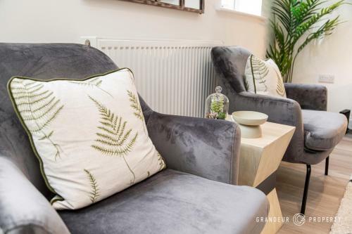 A Romantic Apartment, Balcony & Parking, Close To Beach