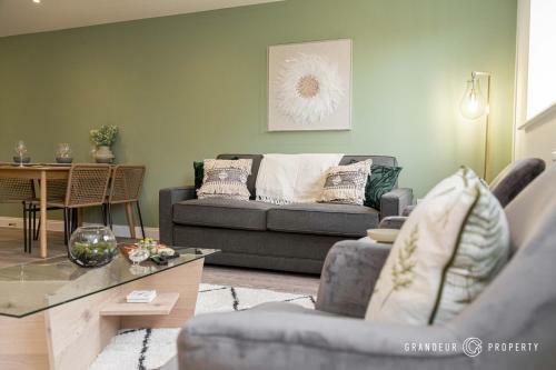 A Romantic Apartment, Balcony & Parking, Close To Beach