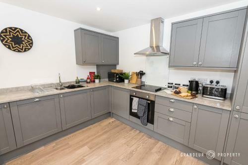 A Romantic Apartment, Balcony & Parking, Close To Beach