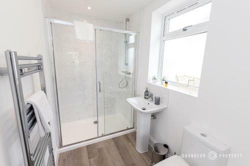 A Romantic Apartment, Balcony & Parking, Close To Beach
