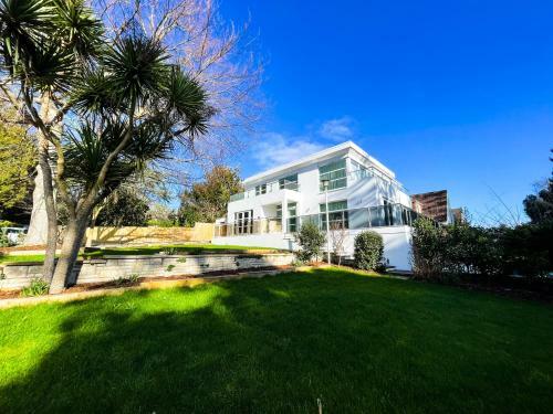 Stunning 5 Bed Seaside House - Sleeps 12