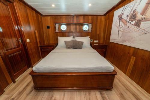 Yacht Room Hotel