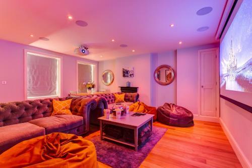 Luxury Mansion Townhouse With Private Cinema