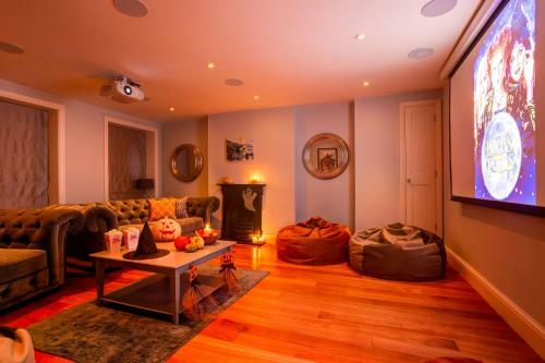 Luxury Mansion Townhouse With Private Cinema