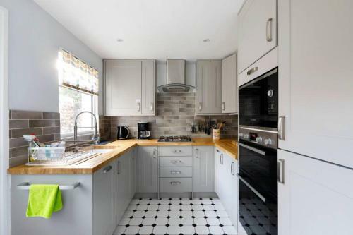 Superb 2 Bed Townhouse Next To The Level Park
