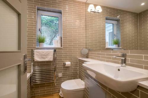 Spacious 2-bed Apartment With Outside Space
