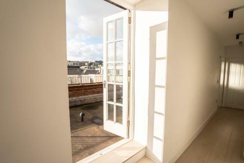 Trendy 1 Bedroom Apartment With Large Terrace Area