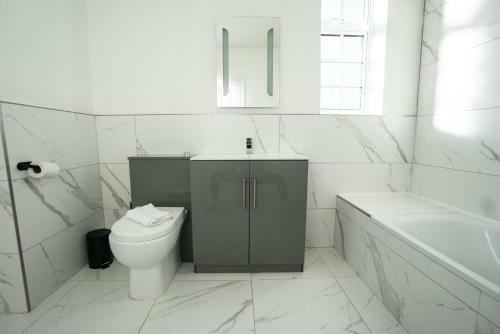 Trendy 1 Bedroom Apartment With Large Terrace Area