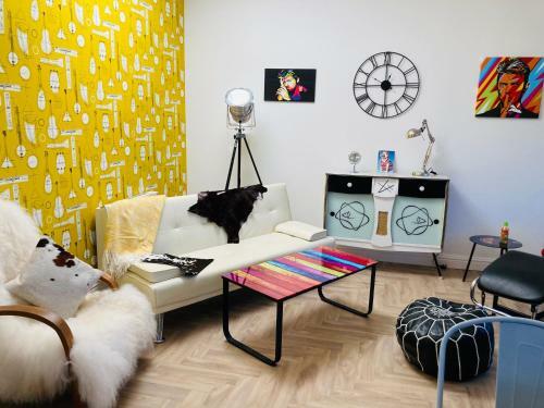 Funky Unique 2-bedroom Apartment With Parking