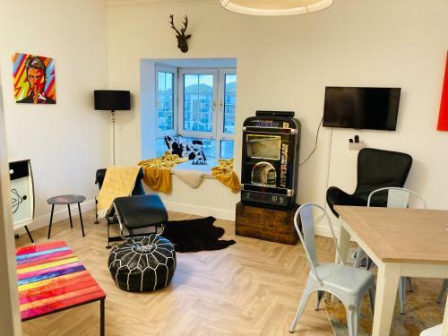 Funky Unique 2-bedroom Apartment With Parking