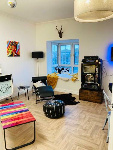 Funky Unique 2-bedroom Apartment With Parking