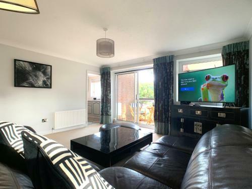 Sandbanks Apartment Wth Parking Minutes From Beach
