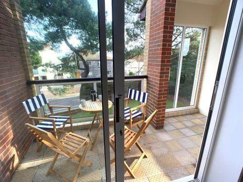 Sandbanks Apartment Wth Parking Minutes From Beach
