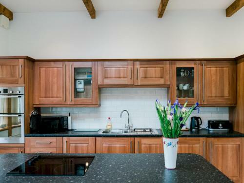 Pass The Keys Peaceful & Coastal 2 Bedroom Cottage