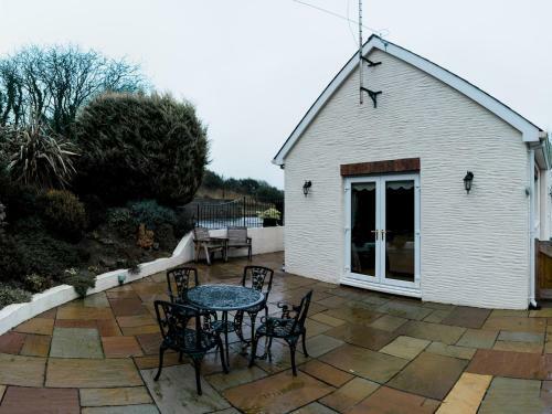 Pass The Keys Peaceful & Coastal 2 Bedroom Cottage