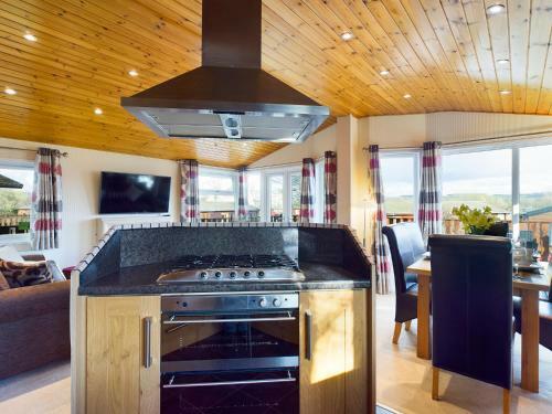 3 Bedroom Lakeview Lodge - Ensuite & Balcony Deck