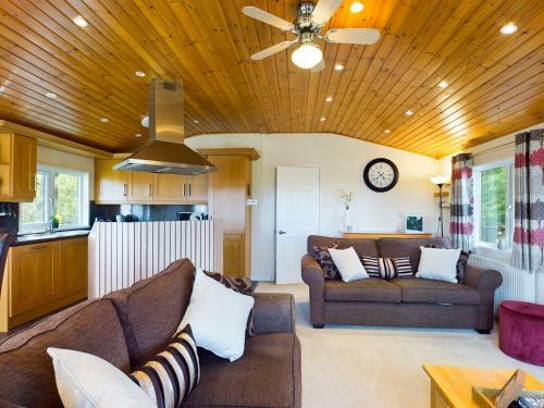 3 Bedroom Lakeview Lodge - Ensuite & Balcony Deck