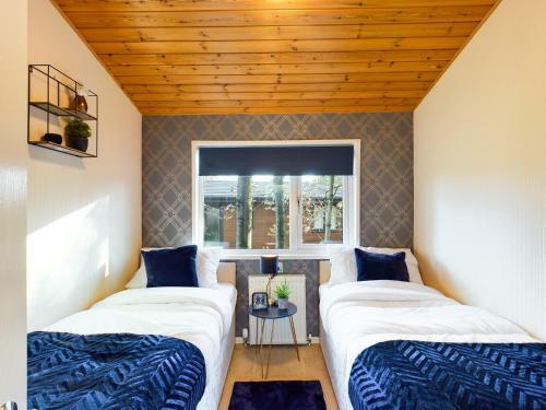 3 Bedroom Lakeview Lodge - Ensuite & Balcony Deck