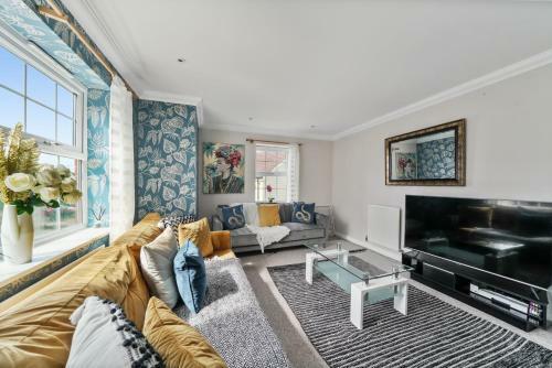 Canterbury Modern Colourful Gem Apartment