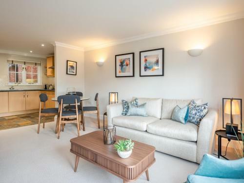 Pass The Keys A Luxurious Apartment With Secure Gated Parking