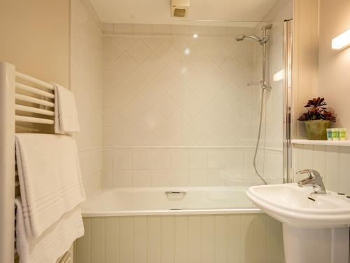 Pass The Keys A Luxurious Apartment With Secure Gated Parking