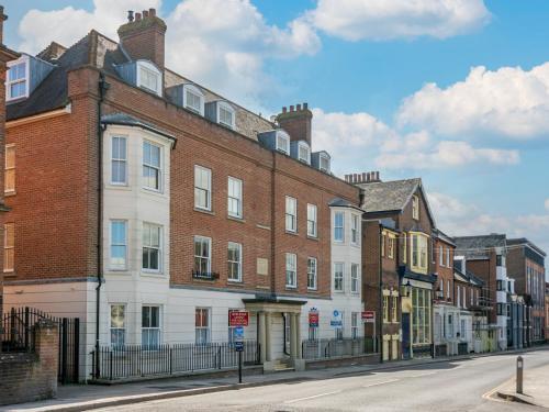 Pass The Keys A Luxurious Apartment With Secure Gated Parking