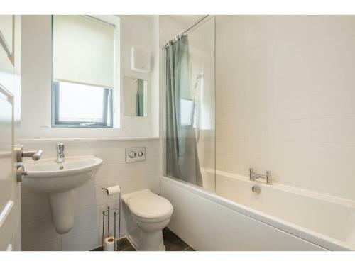 Pass The Keys Modern 2 Bed Property With Balcony And Garden