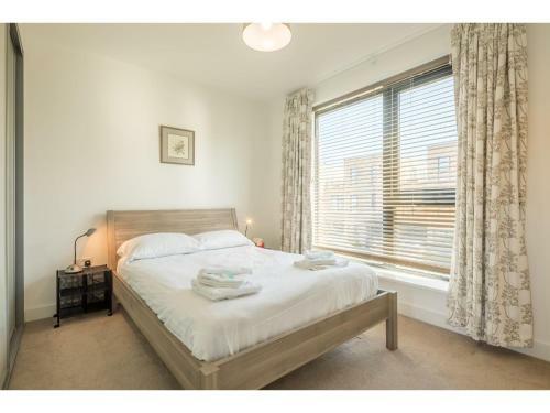 Pass The Keys Modern 2 Bed Property With Balcony And Garden