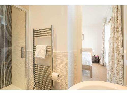Pass The Keys Modern 2 Bed Property With Balcony And Garden