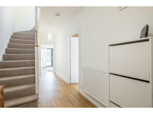 Pass The Keys Modern 2 Bed Property With Balcony And Garden