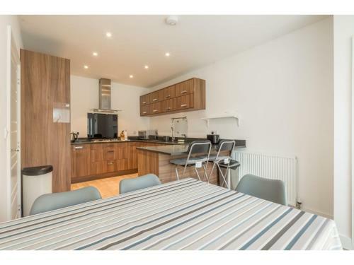 Pass The Keys Modern 2 Bed Property With Balcony And Garden