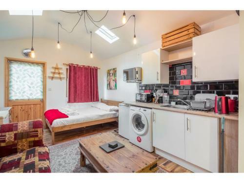 Hostal Pass The Keys Quirky Cabin In Cambridge