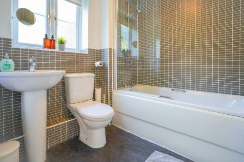Rowsby Court - Stylish Apartment With Private Parking