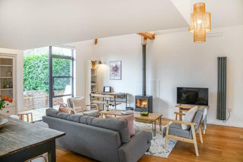 Contemporary Barn Conversion In Rural Suffolk - 4