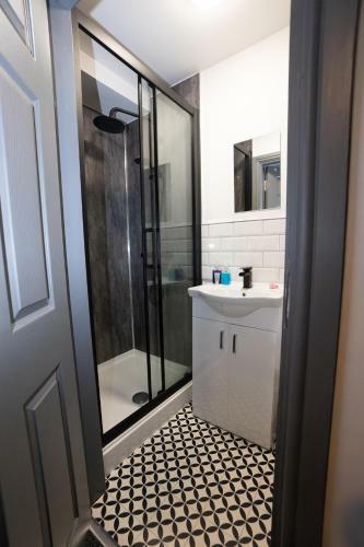 *4 Bed House *central *newly Refurbished *parking