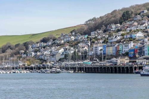 2 De Courcey House - Architect Designed Luxury Apartment With Parking, Central Dartmouth