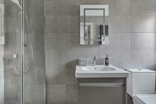 2 De Courcey House - Architect Designed Luxury Apartment With Parking, Central Dartmouth