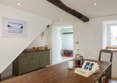 Beautiful Rural Cottage By The Coast