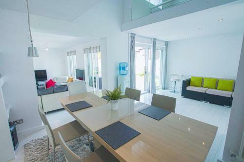 Modern Private Gated Luxury Home Getaway