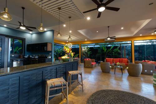 Luxurious 5 Bed 45 Ba Home With Amazing Ocean Views And Private Beach Access