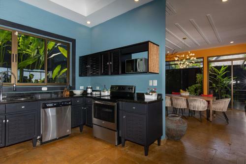 Luxurious 5 Bed 45 Ba Home With Amazing Ocean Views And Private Beach Access