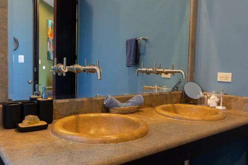Luxurious 5 Bed 45 Ba Home With Amazing Ocean Views And Private Beach Access