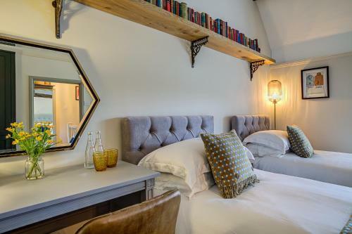 Two Linked Cottages Sleeps 10 Cotswold Town Centre