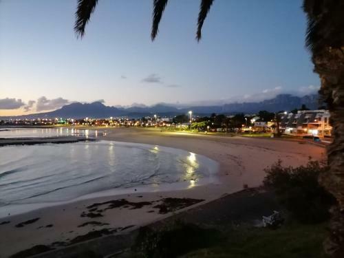 Apartment 18 Gordons Bay Beachfront