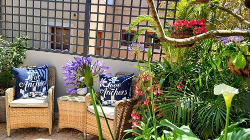 Hostal Amelia's By The Sea
