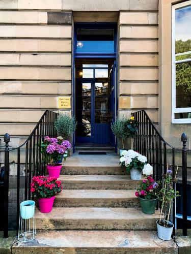 Hostal New Town Guest House (adults Only)